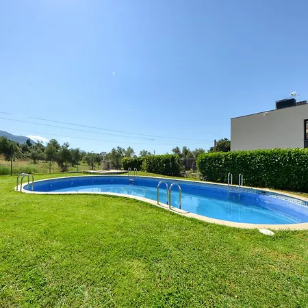 With Pool Palau Saverdera
