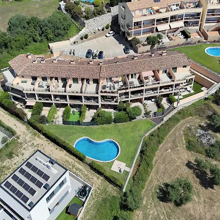 With Pool Palau Saverdera