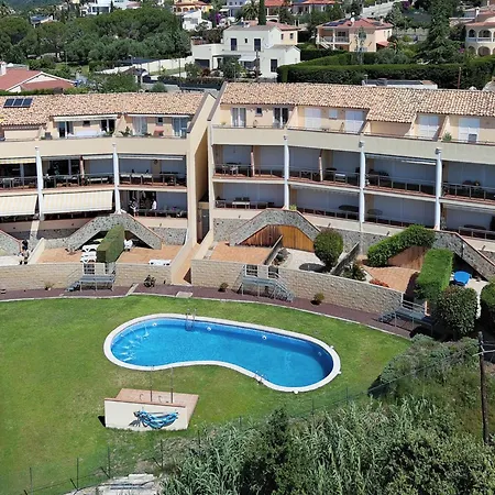 With Pool * Palau Saverdera